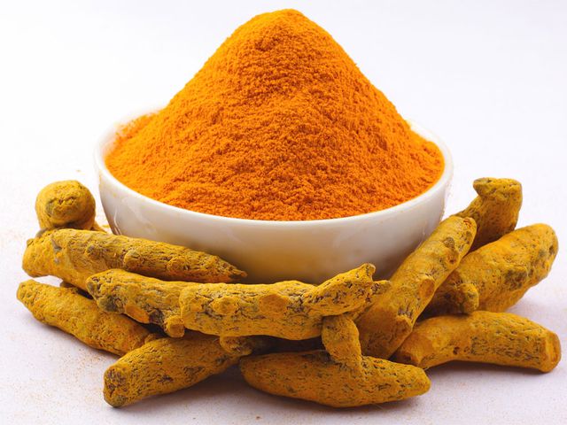 корень и порошок куркумы в чашке
