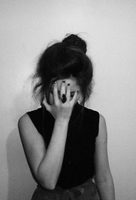 в условиях темноты