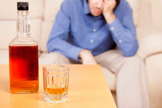 Как вывести мочевую кислоту из организма при подагре: препараты, диета