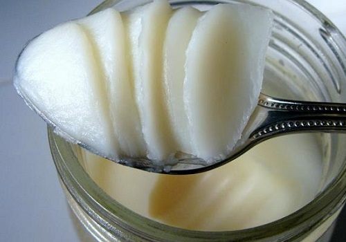 Банка и ложка с барсучьим жиром