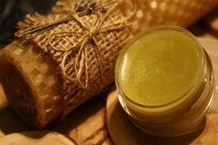 Мазь из воска, желтка и масла