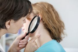 Бывает ли псориаз у детей? Как проявляется болезнь и как ее вылечить?