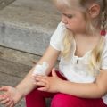 Причины псориаза у детей, фото начальной стадии заболевания и способы лечения